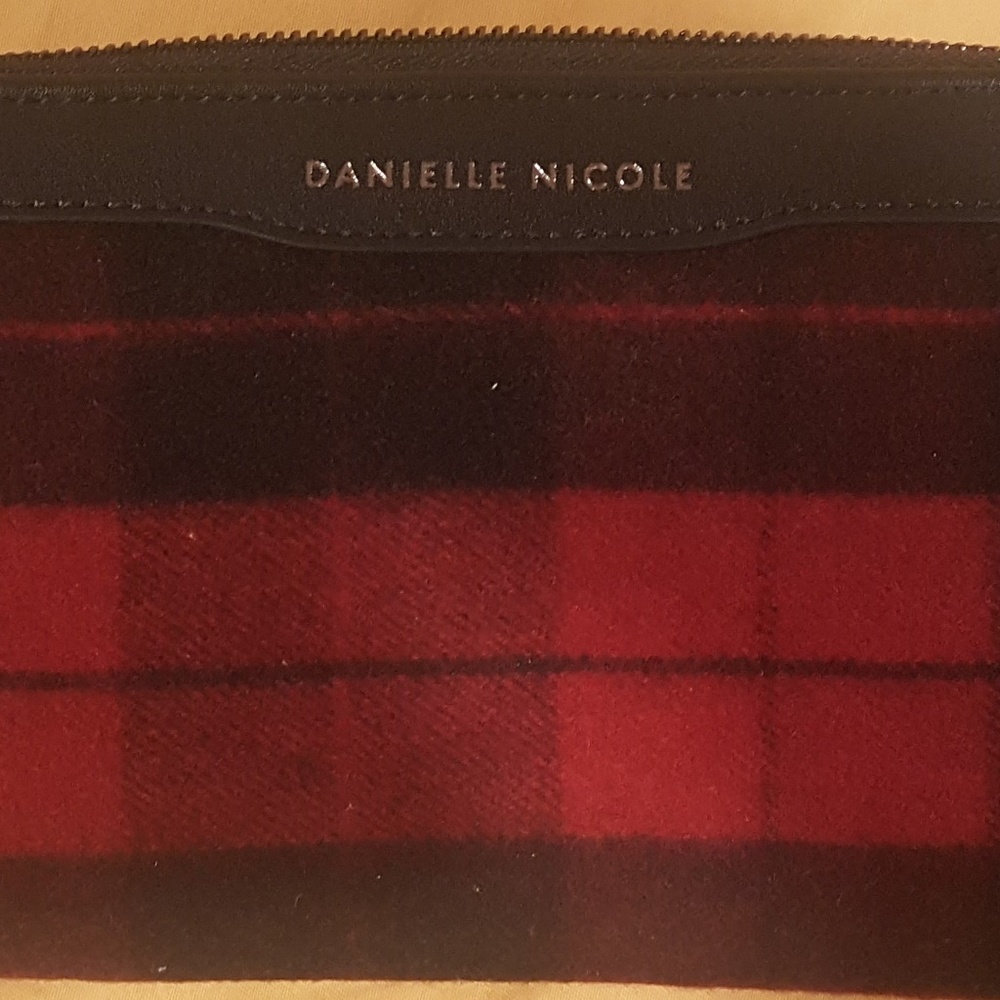 Danielle Nicole Zippered Wallet NWOT